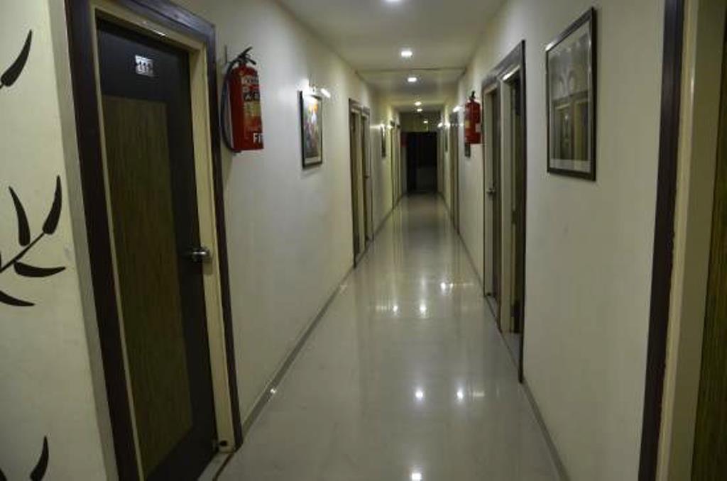 Hotel Royal Apple Ahmadabad Zewnętrze zdjęcie