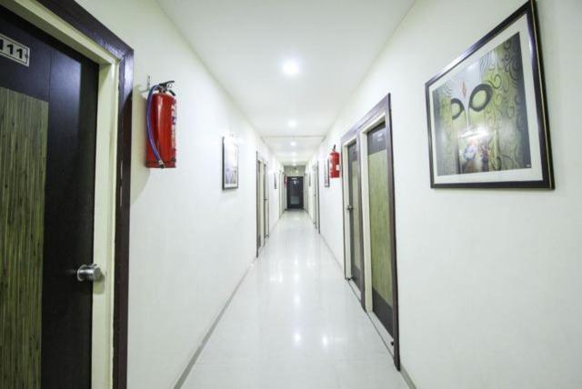 Hotel Royal Apple Ahmadabad Zewnętrze zdjęcie